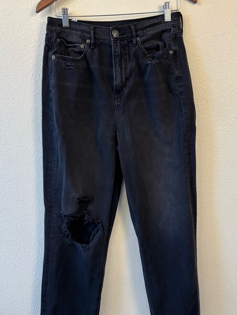 American Eagle 10R Black Distressed Women’s Jeans